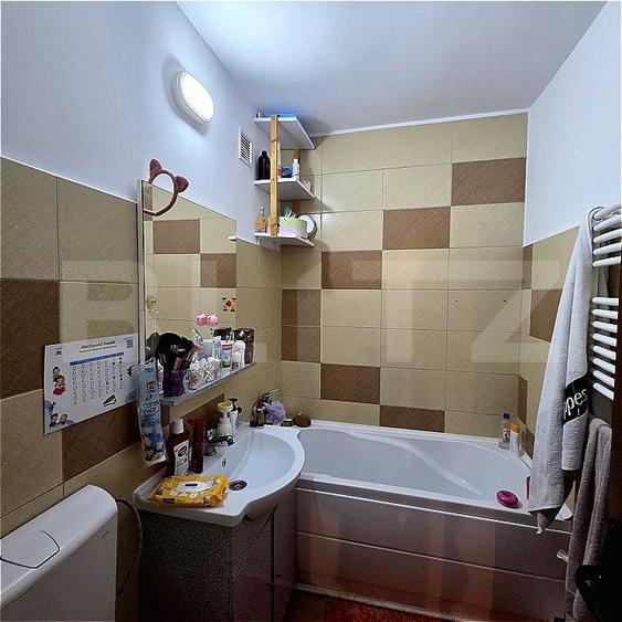 Apartament cu 4 camere decomandat, mobilat în Micro 16