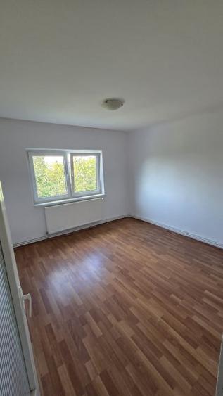 Apartament cu 3 camere decomandat în Micro 17