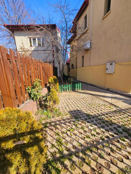 Casă individuală cu 20 camere cu Canalizare în Central