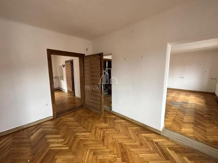 Casă individuală cu 5 camere cu Canalizare în Central