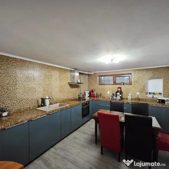 Casă cu 5 camere cu Teren 183 Mp în Central