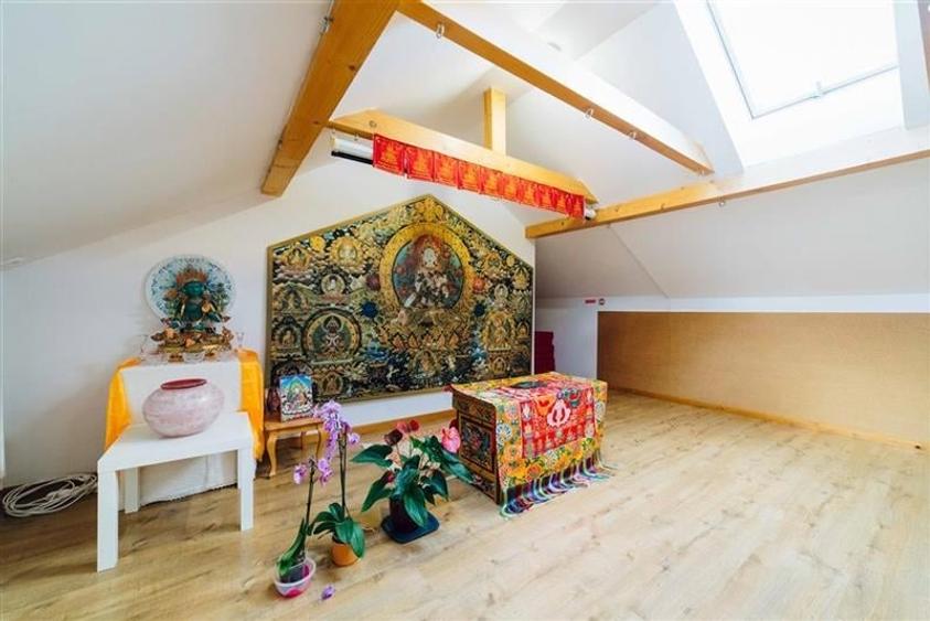 Casă individuală cu 12 camere cu Teren 19841 Mp în Valea Strâmbă