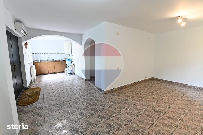 Casă cu 6 camere cu Teren 2000 Mp în Leamna de Jos
