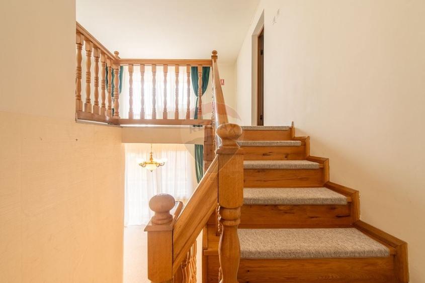 Casă individuală cu 8 camere cu Teren 450 Mp în Gruia