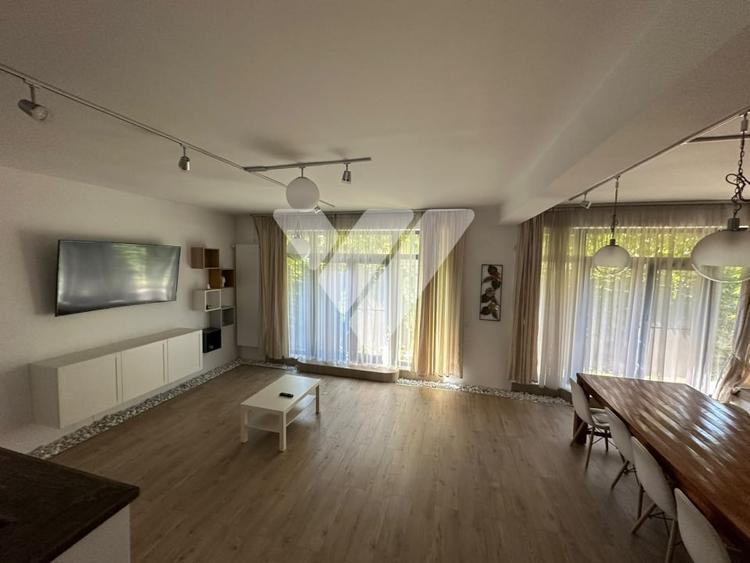 Casă individuală cu 8 camere cu Canalizare în Ștrand