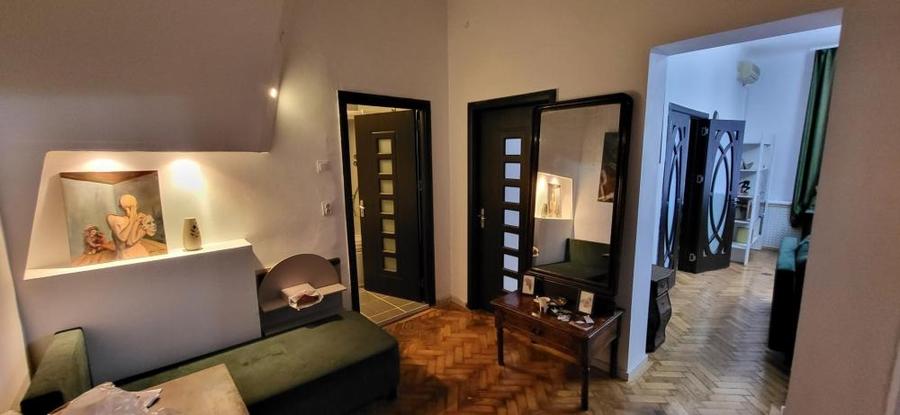 Apartament cu 3 camere, mobilat în P-ța Universității
