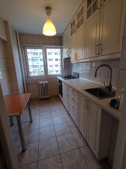 Apartament cu 3 camere semidecomandat în Bucureștii Noi