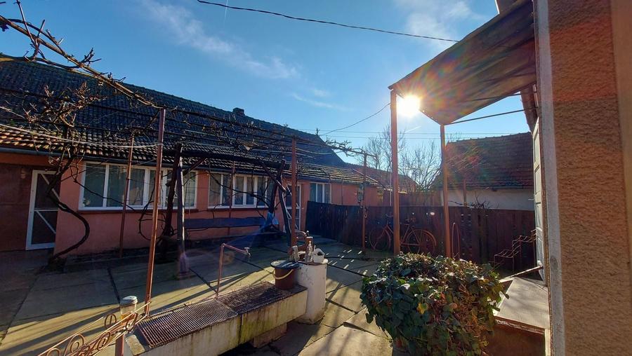 Casă cu 4 camere cu Teren 2984 Mp în Central