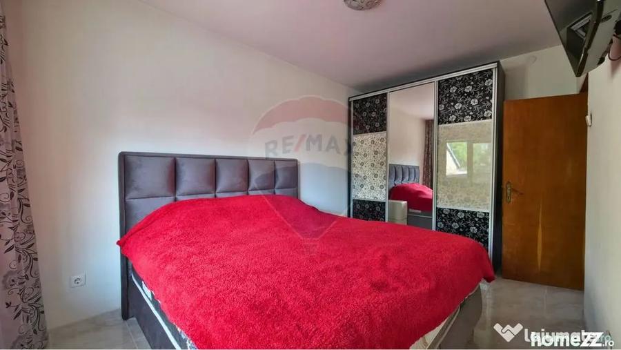 Casă cu 7 camere cu Teren 350 Mp în Lacul Morii