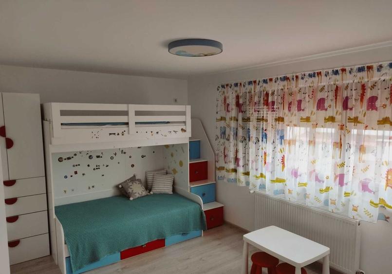 Casă individuală cu 5 camere cu Canalizare în Central