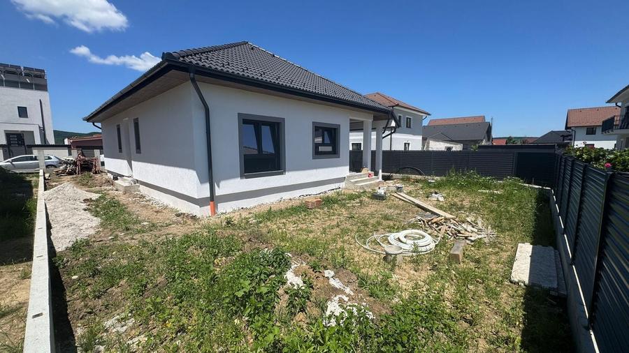 Casă individuală cu 4 camere cu Canalizare în Cristian