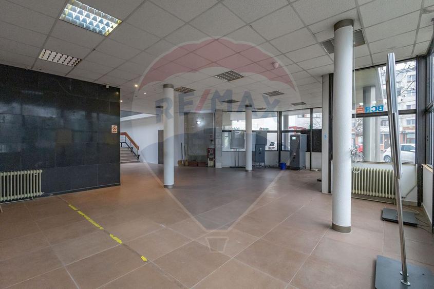 Spațiu comercial, de 1,048 mp, în Central