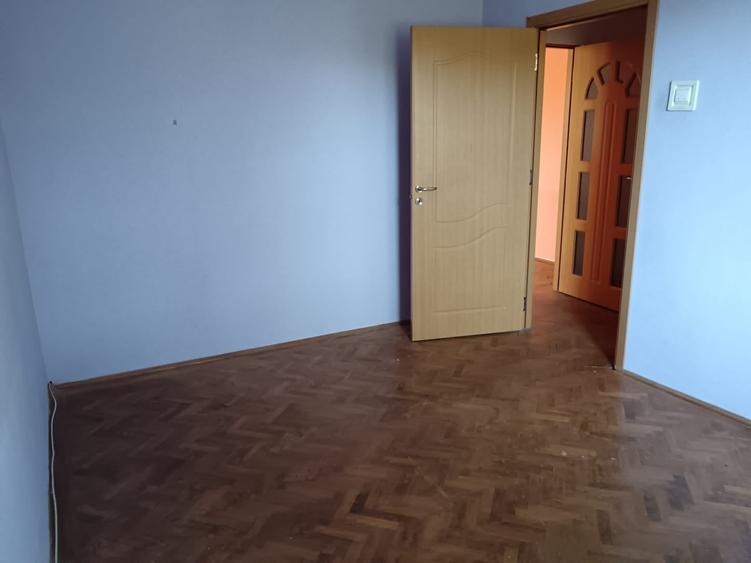 Apartament cu 3 camere semidecomandat în Calea Severinului