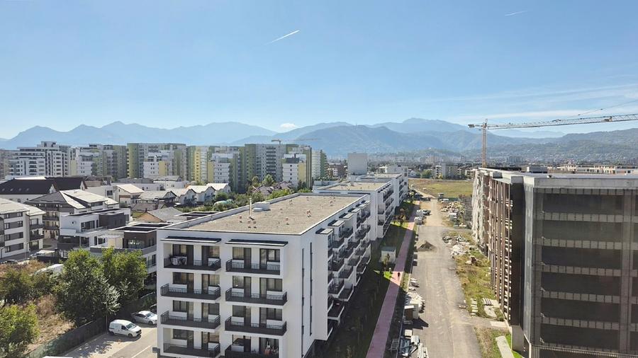 Apartament cu 3 camere decomandat în Tractorul