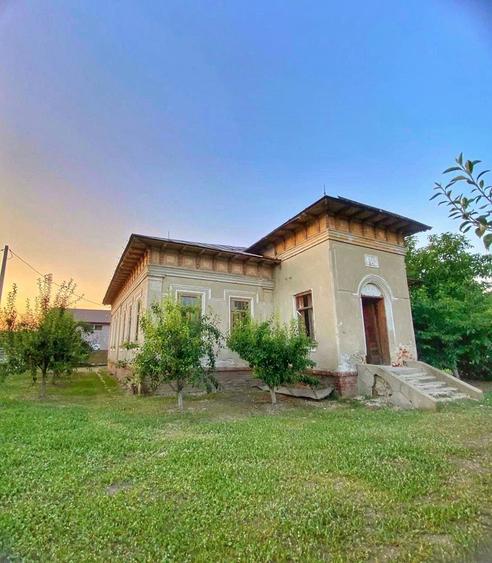 Conac boieresc cu teren de 2300mp - situat in satul Merii-zona Gaesti - 5