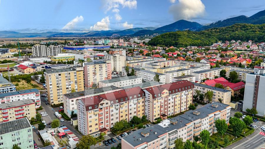 Apartament cu 3 camere semidecomandat în Noua