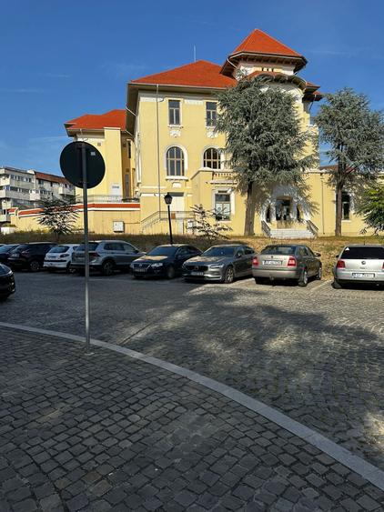 Apartament cu 4 camere decomandat în Central