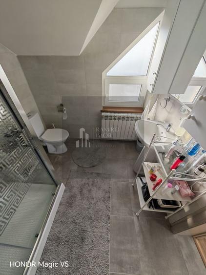 Casă individuală cu 5 camere cu Canalizare în Est