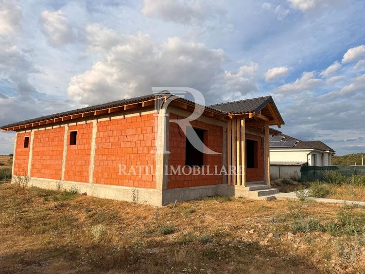 Casă individuală cu 4 camere cu Canalizare în Alparea