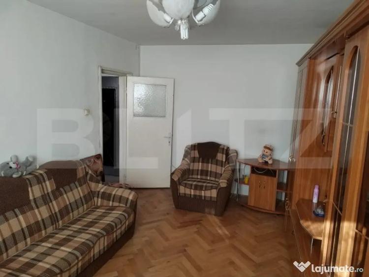 Apartament cu 3 camere decomandat, mobilat în Micro 4