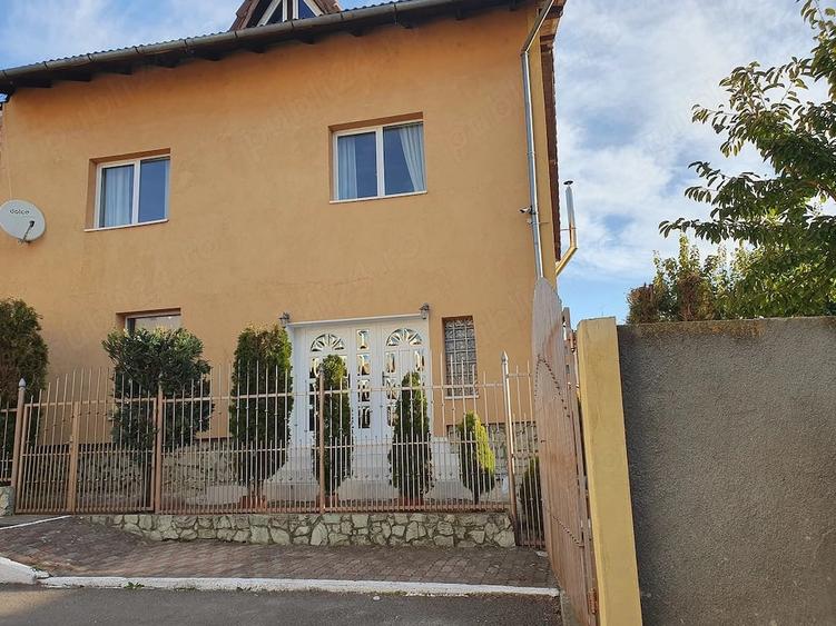 Casă cu 5 camere cu Teren 240 Mp în Central
