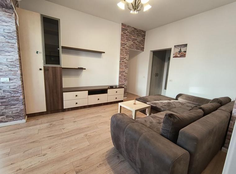 Apartament cu 3 camere semidecomandat, mobilat în 1 Mai