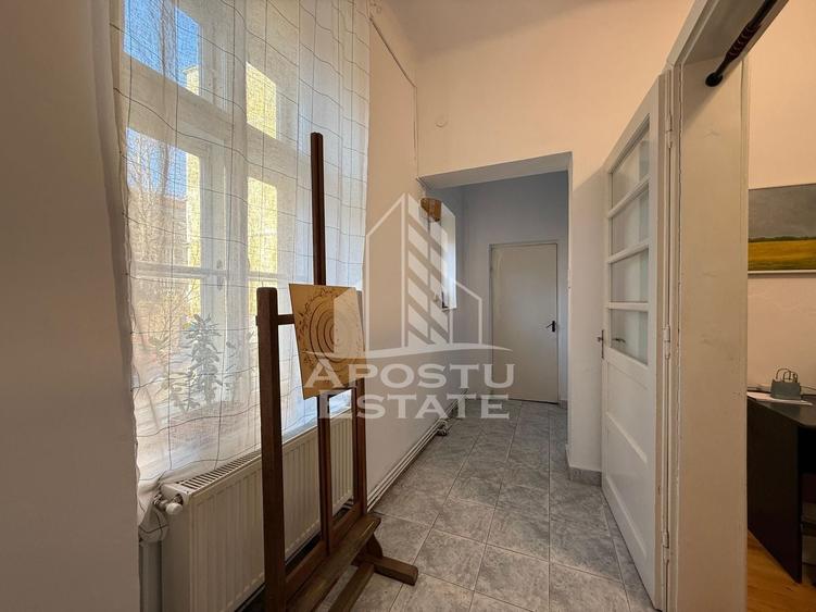 Apartament cu 3 camere semidecomandat, mobilat în Sinaia