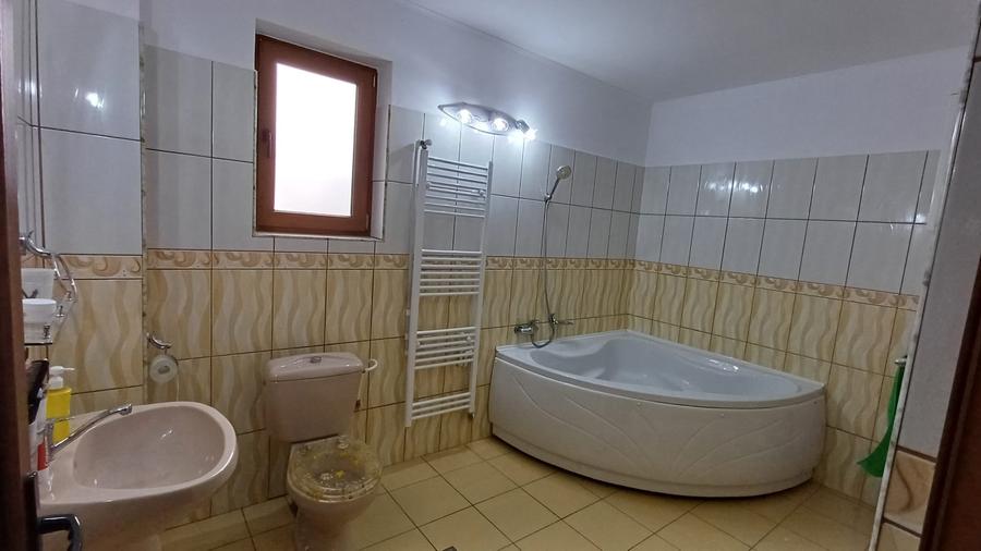 Casă individuală cu 6 camere cu Canalizare în Micro 16
