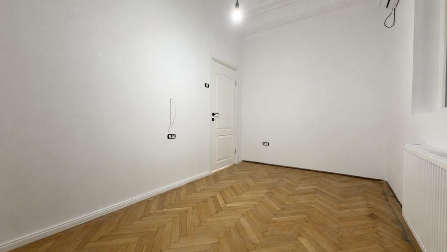 Apartament cu 5 camere decomandat în P-ța Victoriei