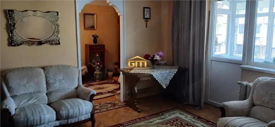 Apartament cu 3 camere semidecomandat în Central
