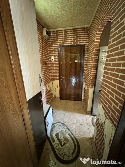 Apartament cu 3 camere semidecomandat în Craiovița Nouă