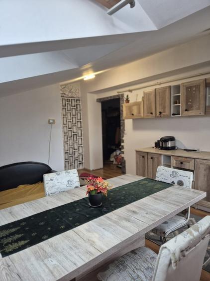 Apartament cu 3 camere semidecomandat, mobilat în Florești