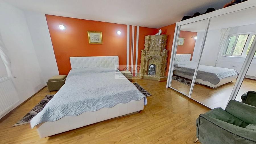 Casă individuală cu 6 camere cu Canalizare în Est