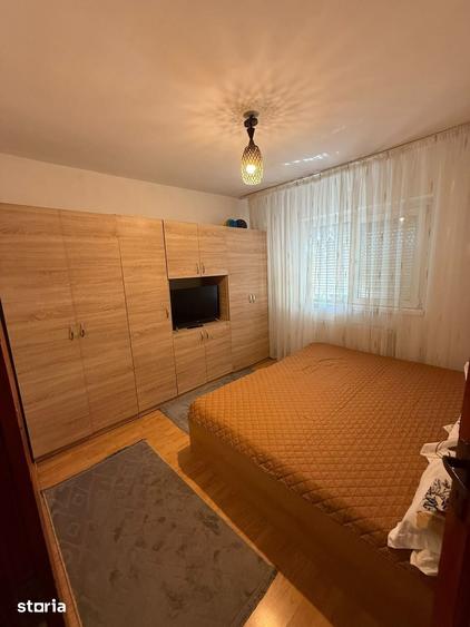 Apartament cu 4 camere decomandat în Calea București