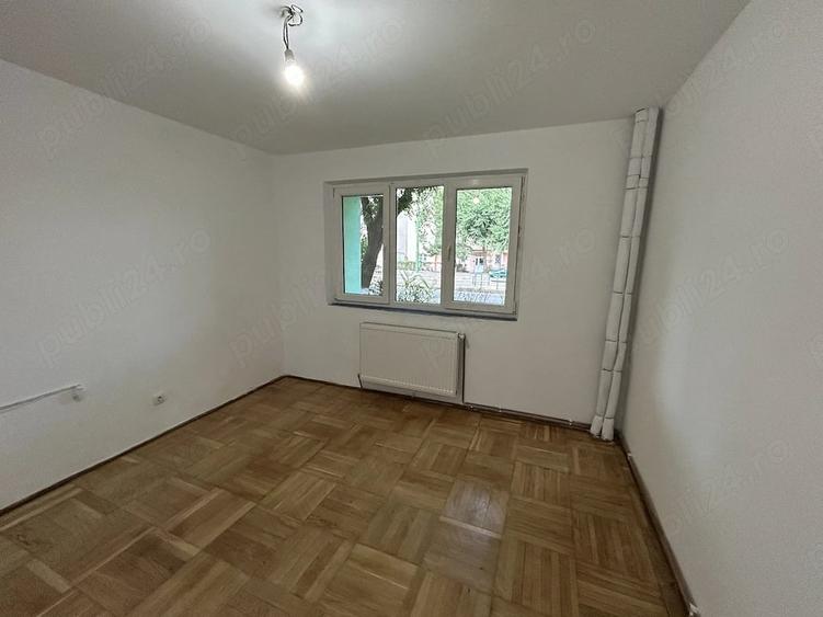 Apartament cu 3 camere semidecomandat în Romanilor