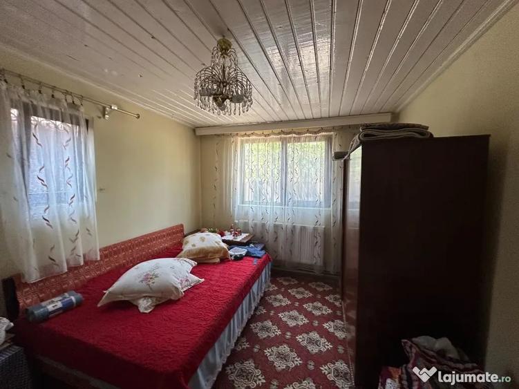Casă cu 7 camere cu Teren 1039 Mp în Cornești