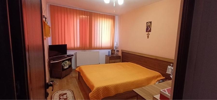 Apartament cu 3 camere decomandat în Micro 6