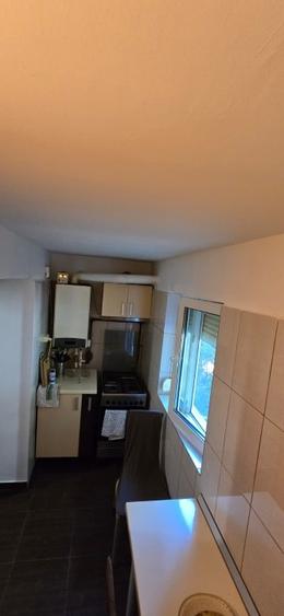 Apartament cu 3 camere decomandat, mobilat în Far