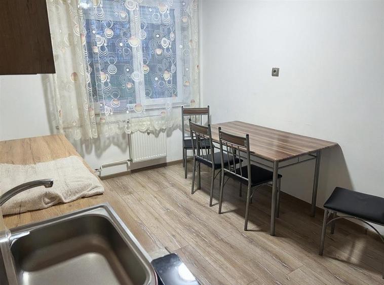 Apartament cu 3 camere semidecomandat în Rogerius