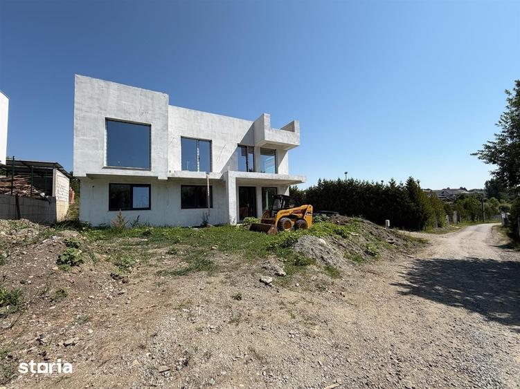 Casă cu 4 camere cu Teren 596 Mp în Central