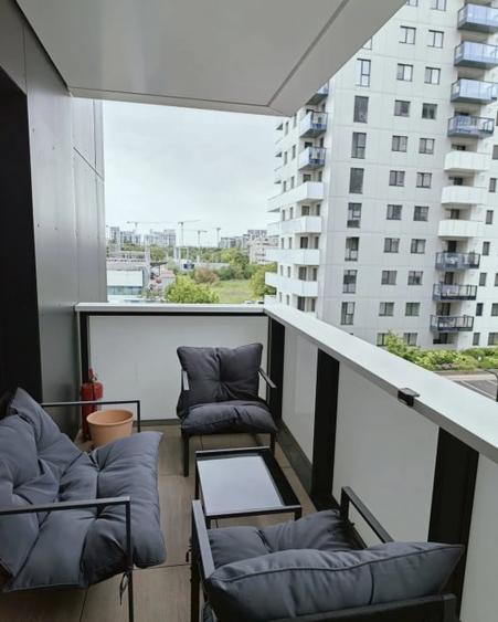 Apartament cu 3 camere semidecomandat, mobilat în Pipera