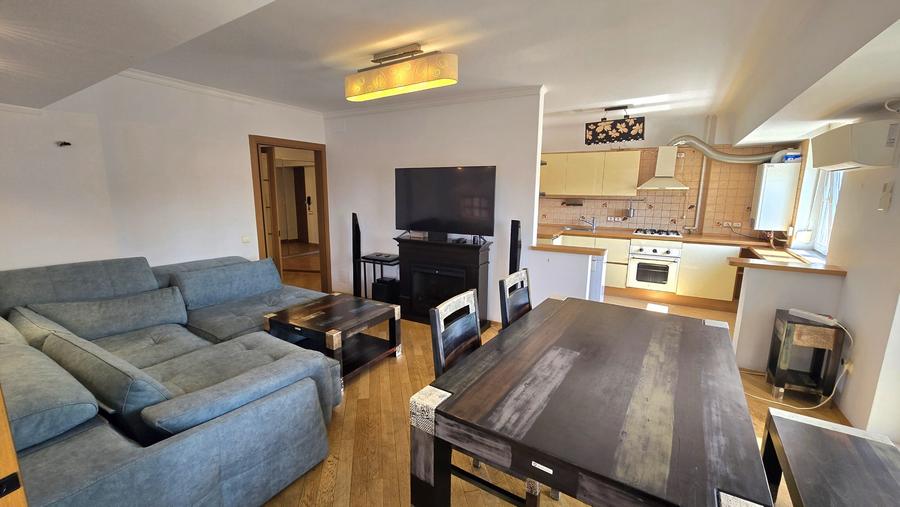 Apartament cu 4 camere semidecomandat, mobilat în Decebal