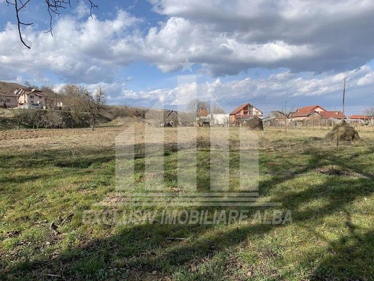 Teren Construcții intravilan de 2200 mp, în Pâclișa
