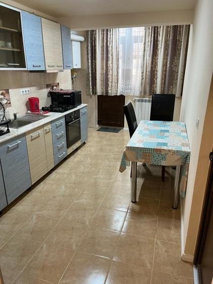 Apartament cu 3 camere semidecomandat în Cetate
