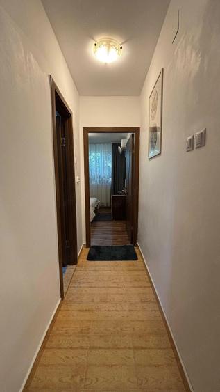 Apartament cu 3 camere semidecomandat în Jiului