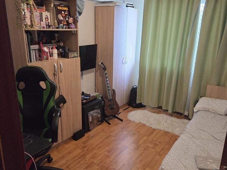 Apartament cu 3 camere decomandat în Rovine