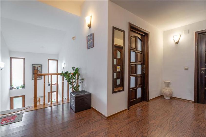 Casă individuală cu 5 camere cu Canalizare în Bucium