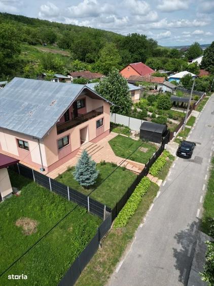 Casă cu 3 camere în Uricani