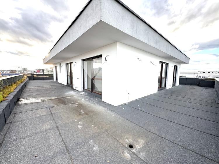 Penthouse cu 4 camere decomandat în Mihai Viteazul