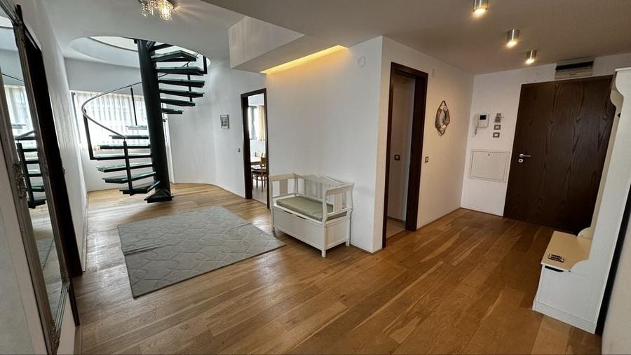Apartament cu 3 camere decomandat în Palazu Mare